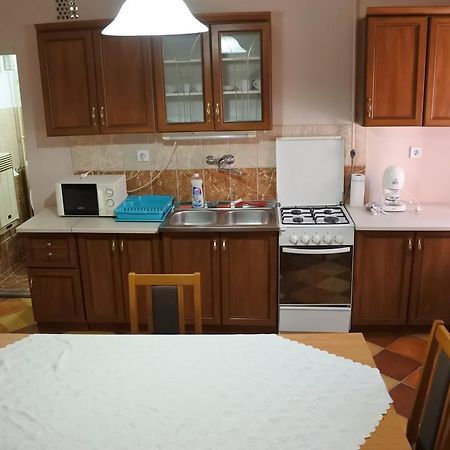 Kisasszony Apartman เอ็กเกอร์ ภายนอก รูปภาพ