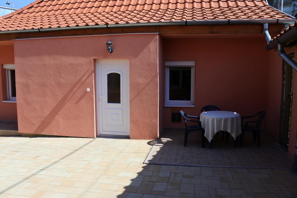 Kisasszony Apartman เอ็กเกอร์ ภายนอก รูปภาพ