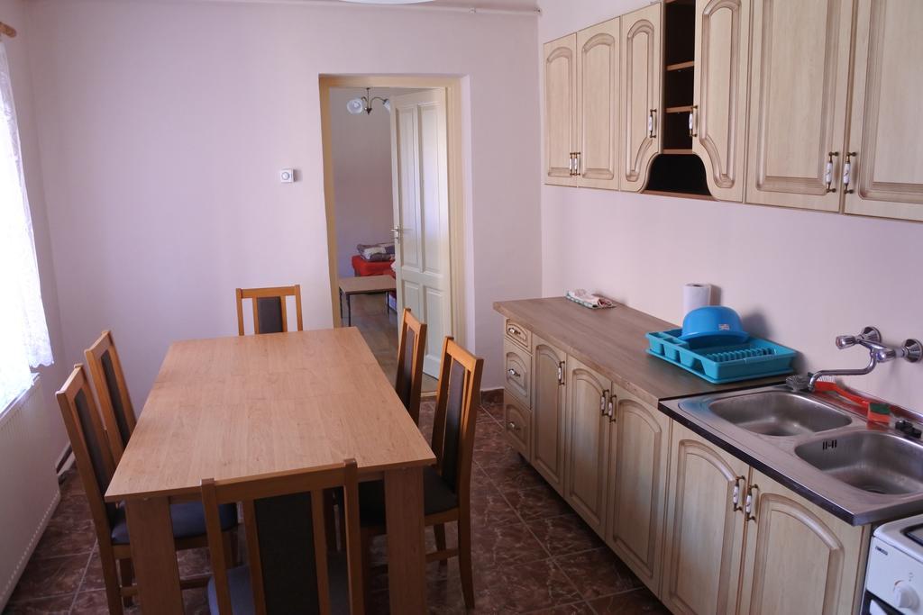 Kisasszony Apartman เอ็กเกอร์ ภายนอก รูปภาพ