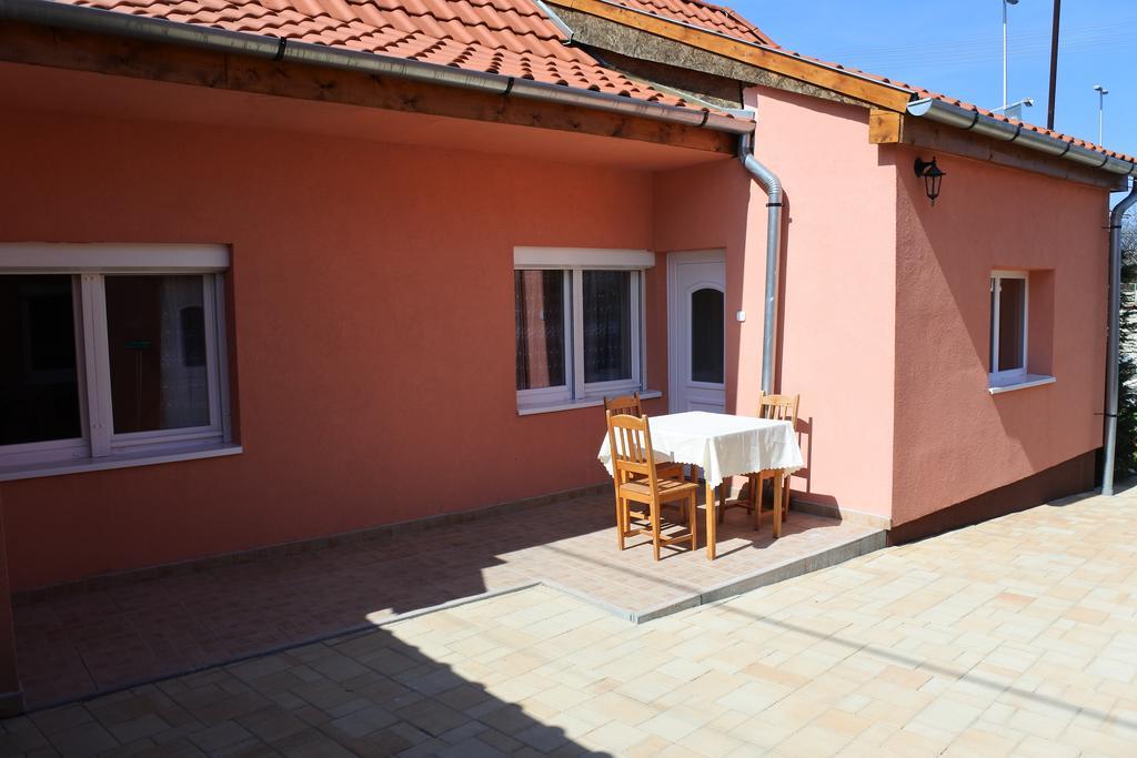 Kisasszony Apartman เอ็กเกอร์ ภายนอก รูปภาพ