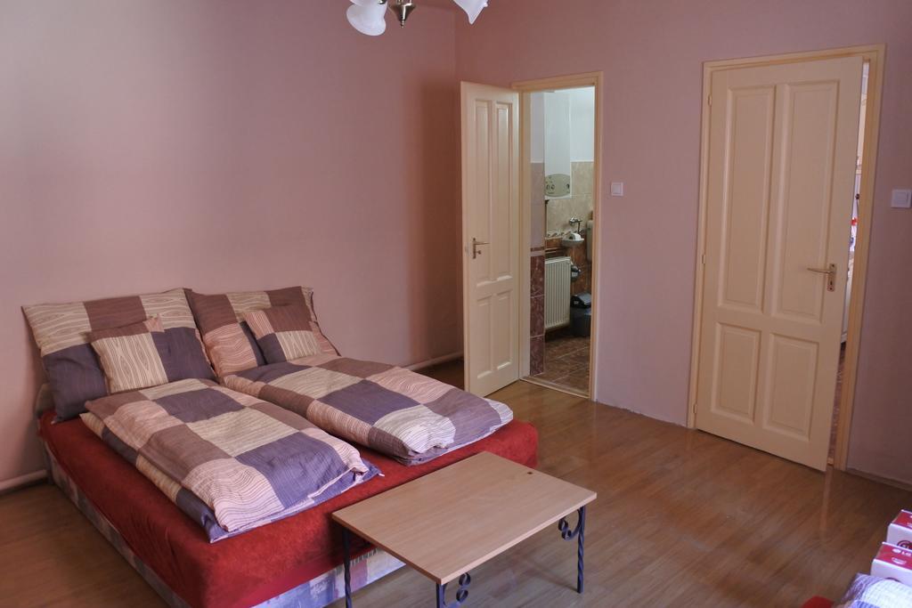 Kisasszony Apartman เอ็กเกอร์ ภายนอก รูปภาพ