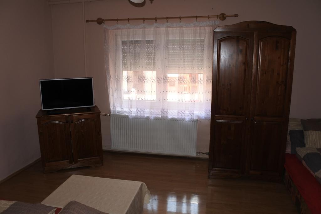 Kisasszony Apartman เอ็กเกอร์ ภายนอก รูปภาพ