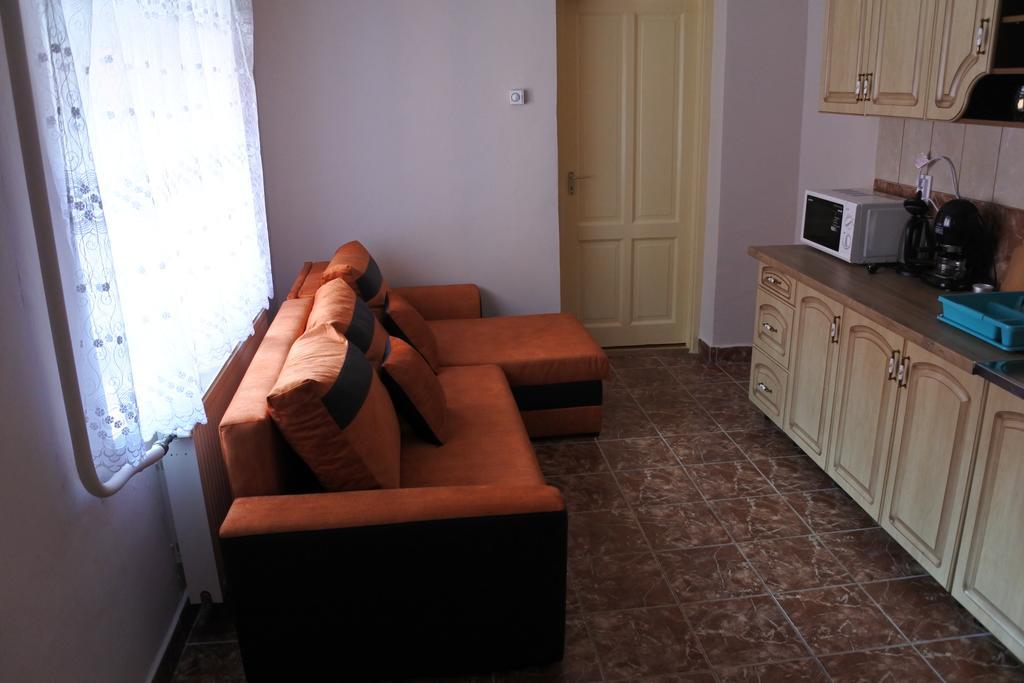 Kisasszony Apartman เอ็กเกอร์ ภายนอก รูปภาพ