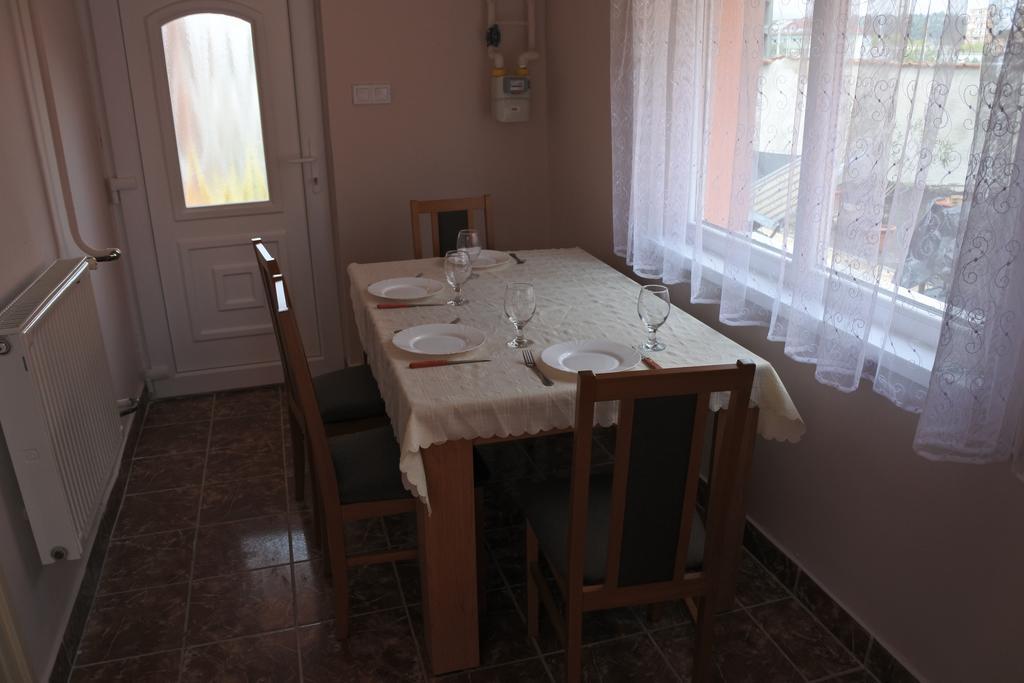 Kisasszony Apartman เอ็กเกอร์ ภายนอก รูปภาพ
