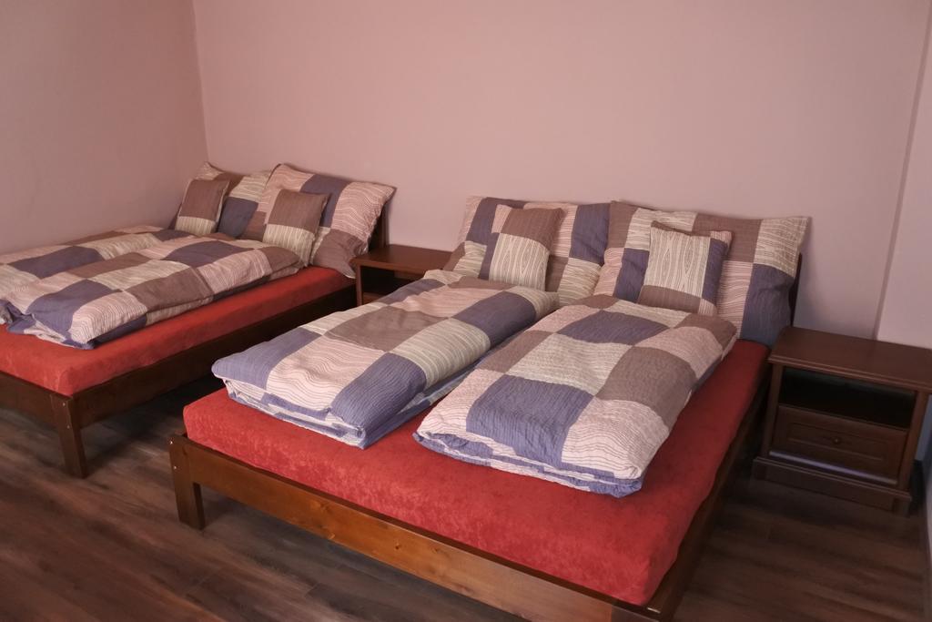 Kisasszony Apartman เอ็กเกอร์ ภายนอก รูปภาพ