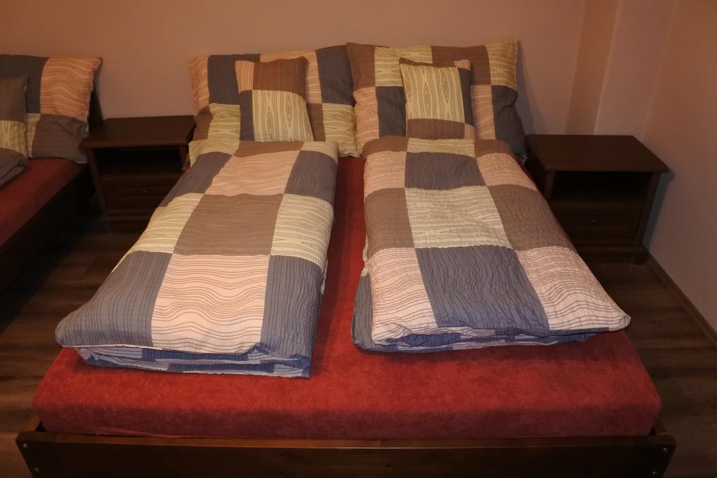 Kisasszony Apartman เอ็กเกอร์ ภายนอก รูปภาพ